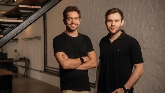 Dois brasileiros recebem R$ 12 milhões para criar a maior IA para empresas do mundo