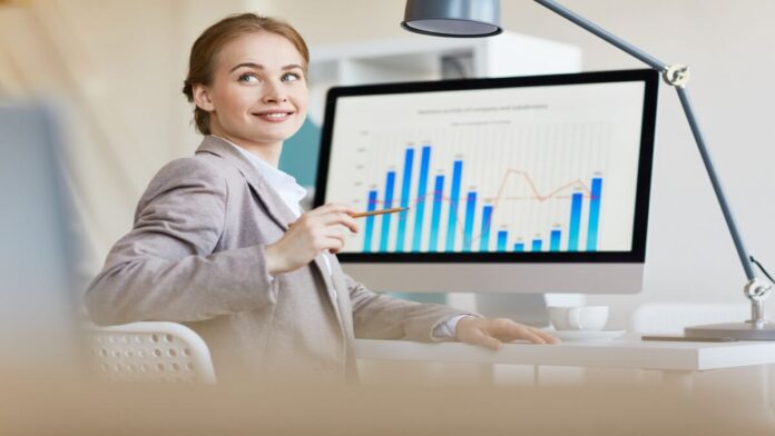 pessoa analisando um gráfico financeiro, representando o sucesso financeiro