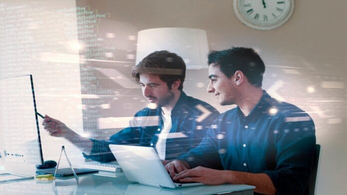 desenvolvedores trabalhando em laptops, divididos entre front-end e back-end.