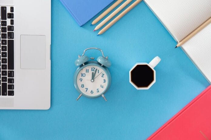 cronômetro Pomodoro em ação, com uma mesa de trabalho organizada ao fundo e uma xícara de café ao lado, simbolizando foco e produtividade.