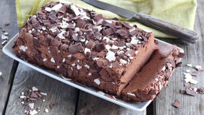 A torta de chocolate mais fácil que você já fez: receita sem forno e pronta em minutos